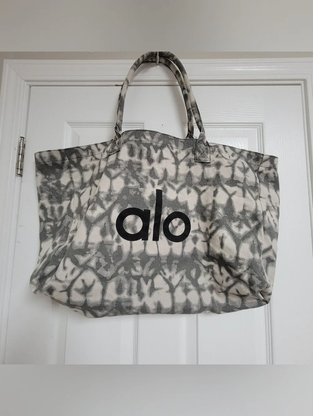 ALO Yoga Gray Tie-Dye Oversizes Canvas Large Tote Bag. - Picture 4 of 8